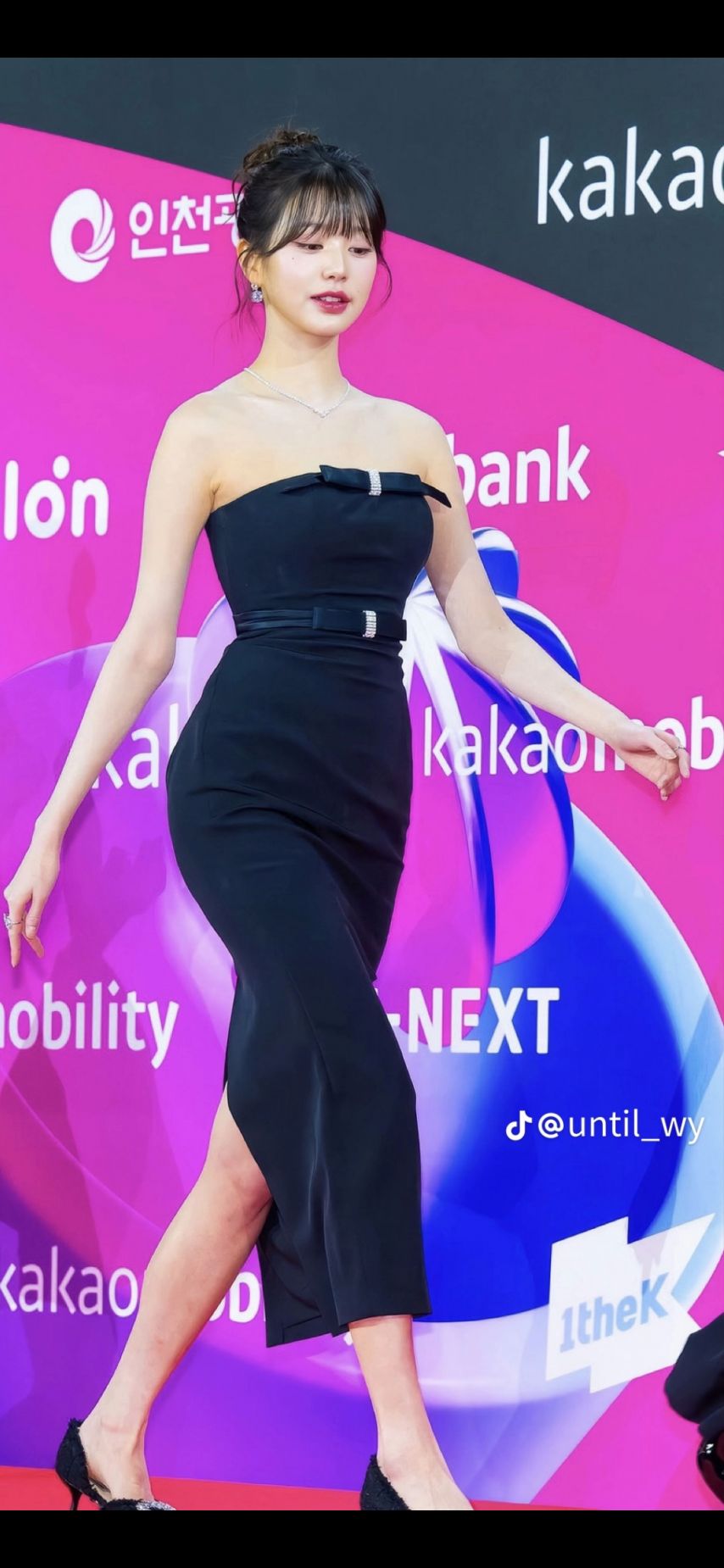 트임 원피스 입은 아이브 장원영.jpg