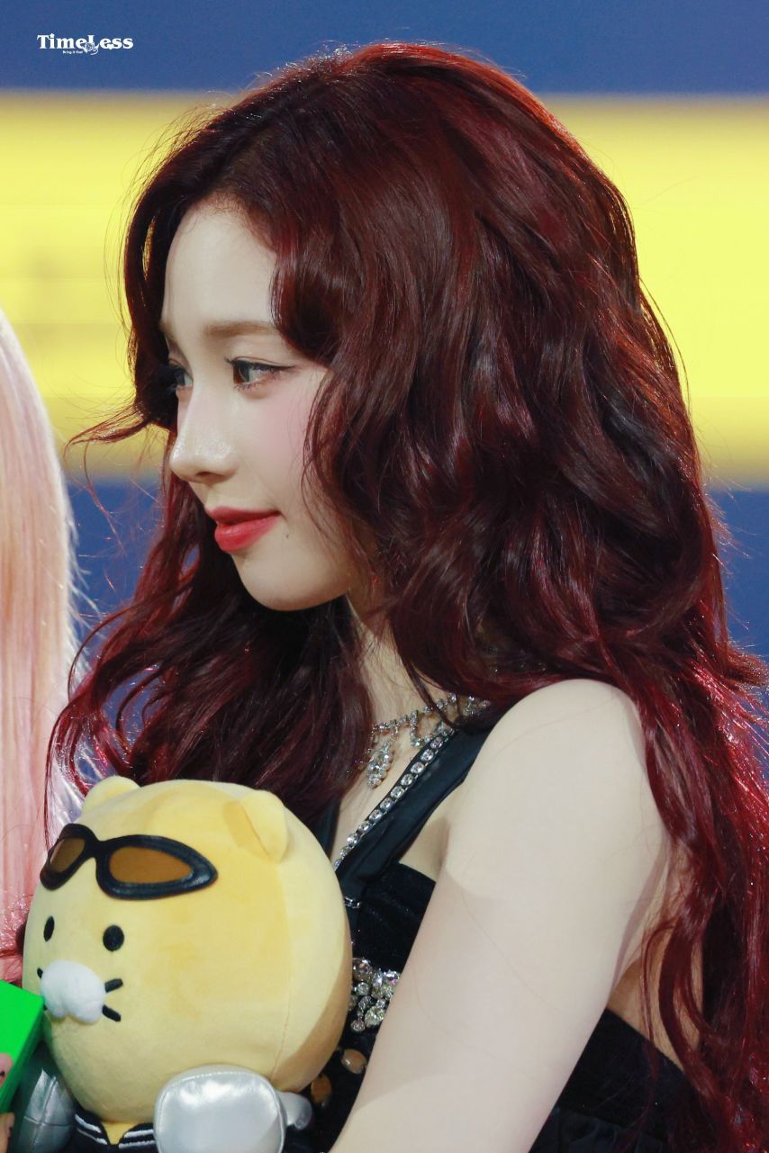 춘식이 안고 있는 카리나(에스파)