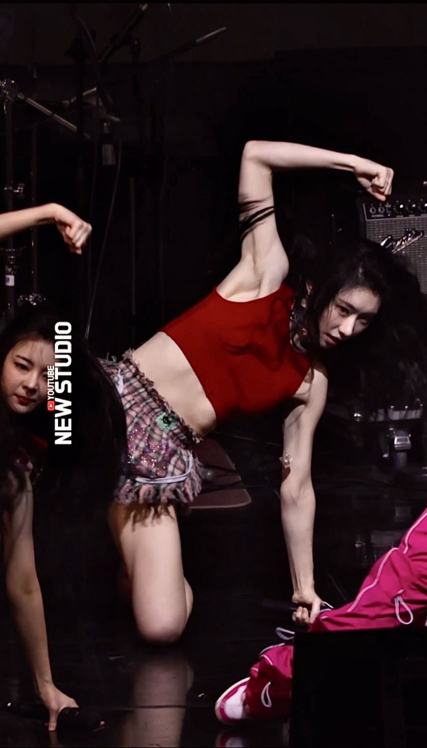 있지 채령 팔근육 엄청나네.jpg