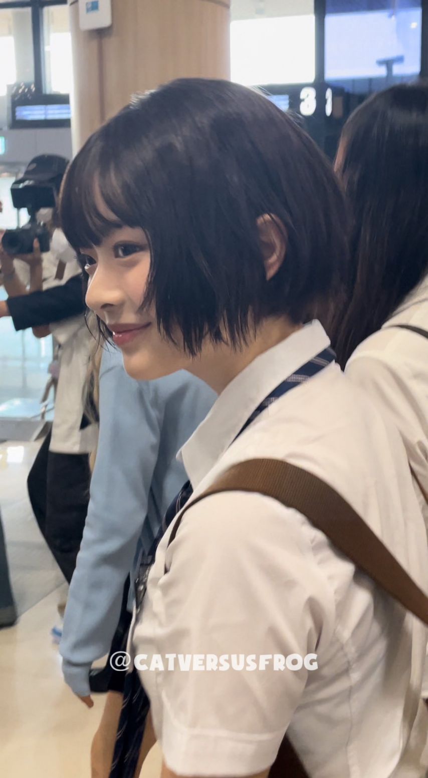 뉴진스 하니 단발레전드 교복입고 공항