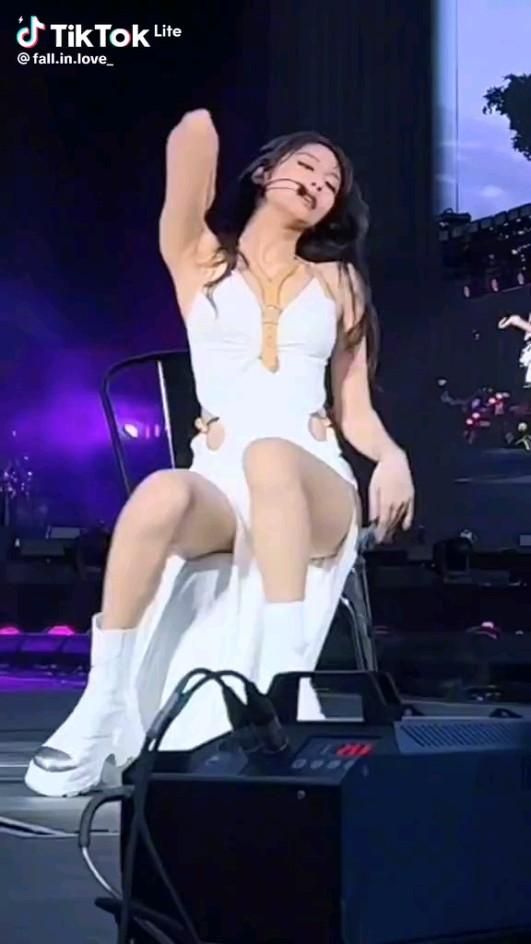 블랙핑크 제니 쩍벌 의자