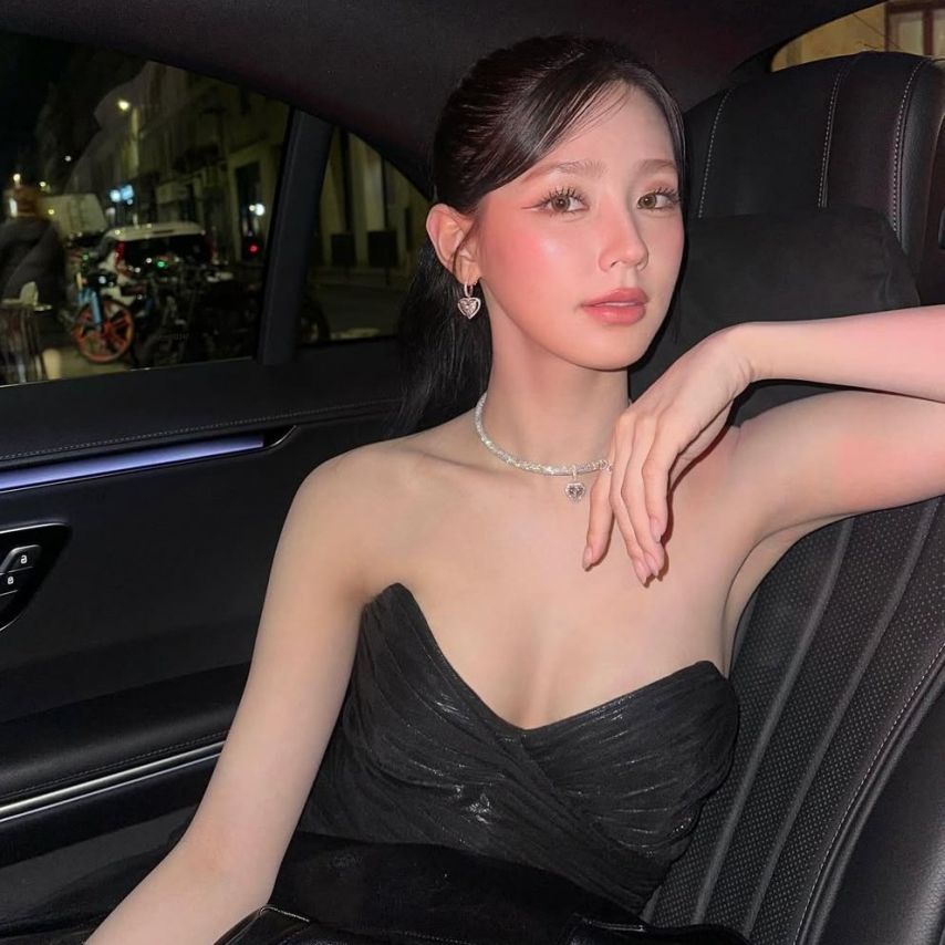 뒷좌석에 앉은 미연