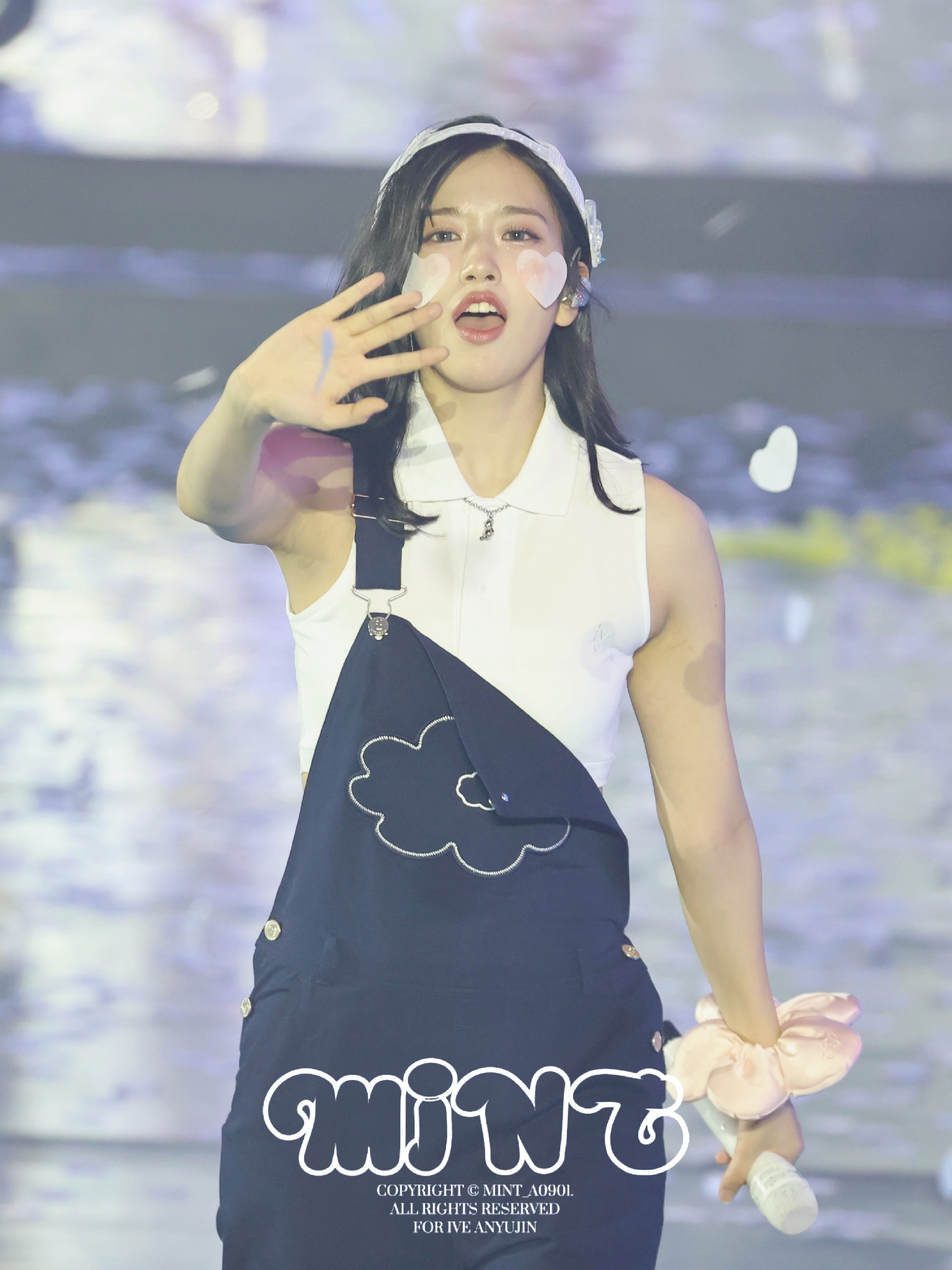 한쪽 어깨 흘러내린 멜빵 아이브 안유진 겨드랑이 초고화질