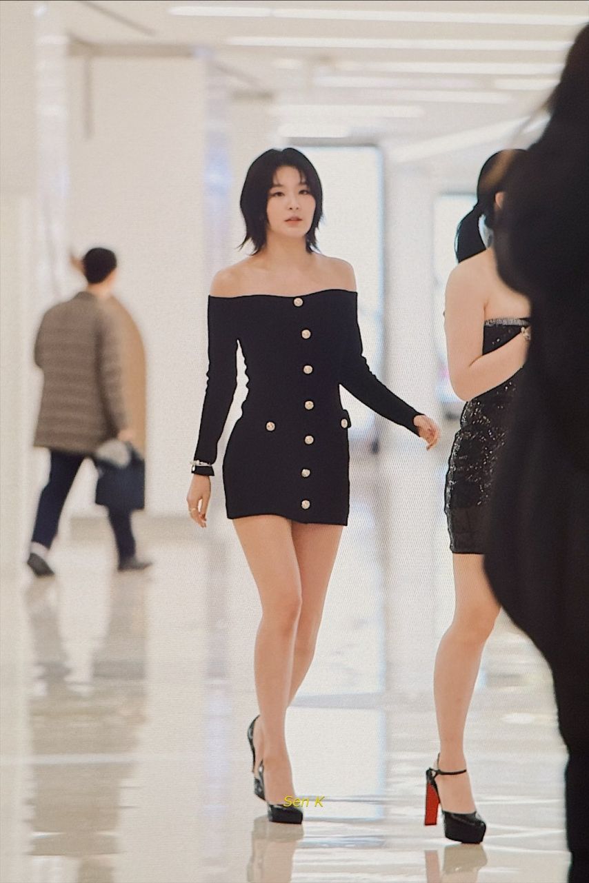 어제자 오프숄더 슬림 원피스 입은 레드벨벳 슬기