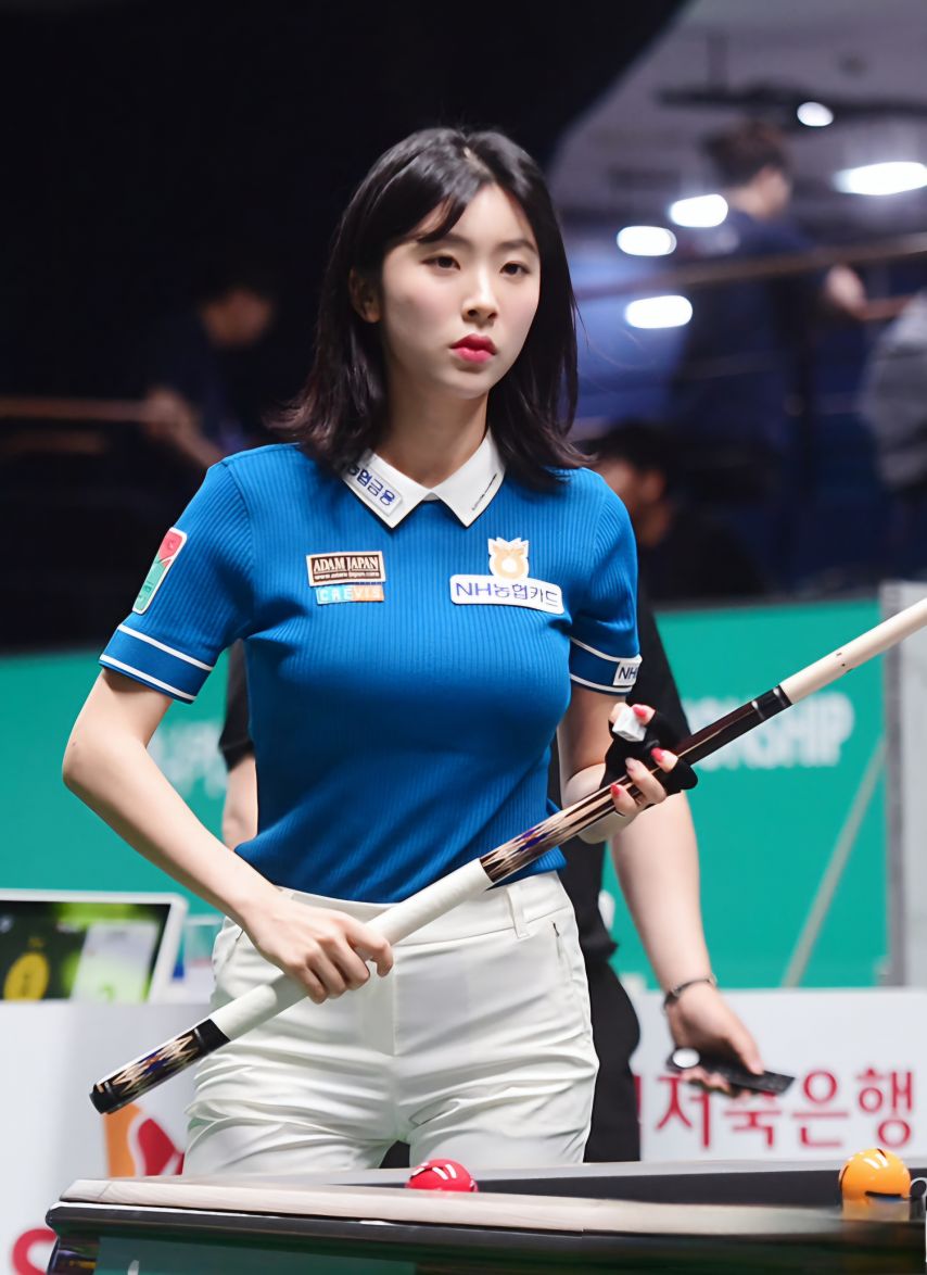 떠오르는 당구여신 정수빈 타이트한 베이지색 바지 뒤태