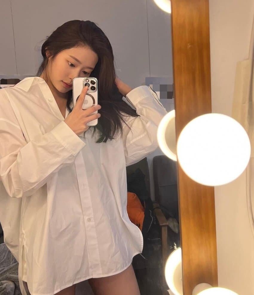 와이셔츠만 걸친 여친 느낌 김민주