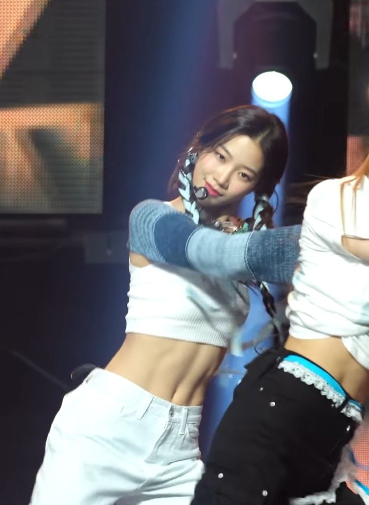 카즈하 복근이 부러웠던 멤버들의 쓰담쓰담