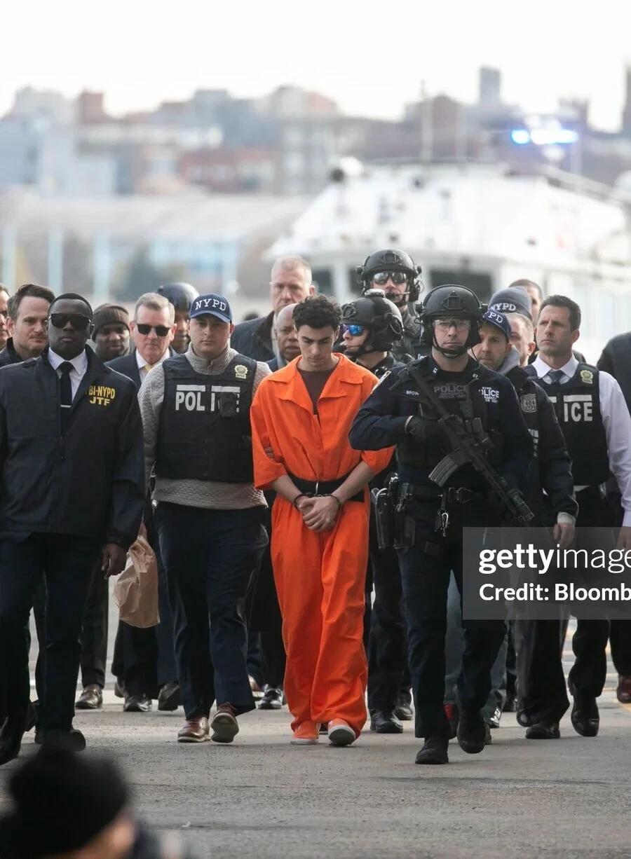 반응 폭팔한 UHC 암살 용의자 호송 사진