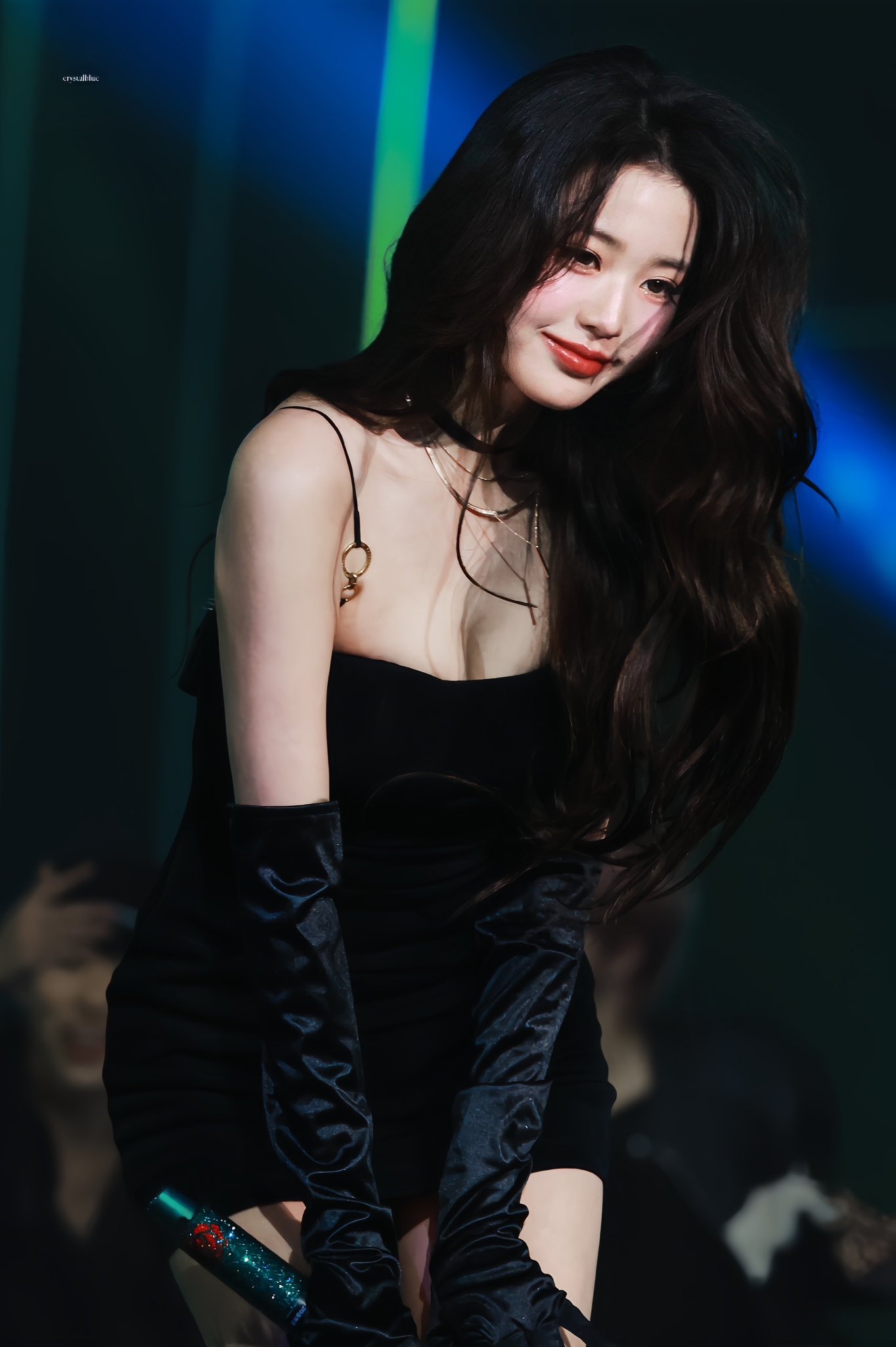 블랙벨벳 미니원피스 역대급 가슴골 골반 엉밑살 노출한 장원영