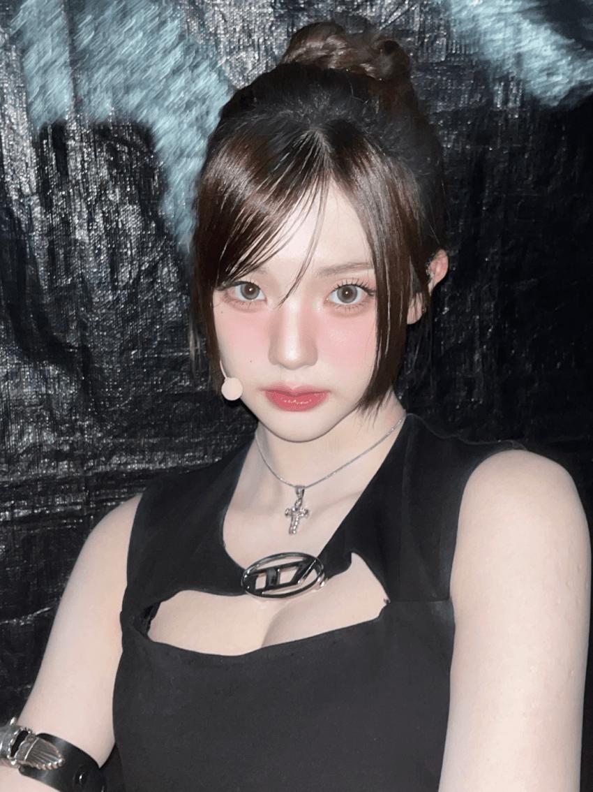 올블랙 의상 묵직한 가슴라인 + 윗슴골 트리플에스 김채연 곽연지