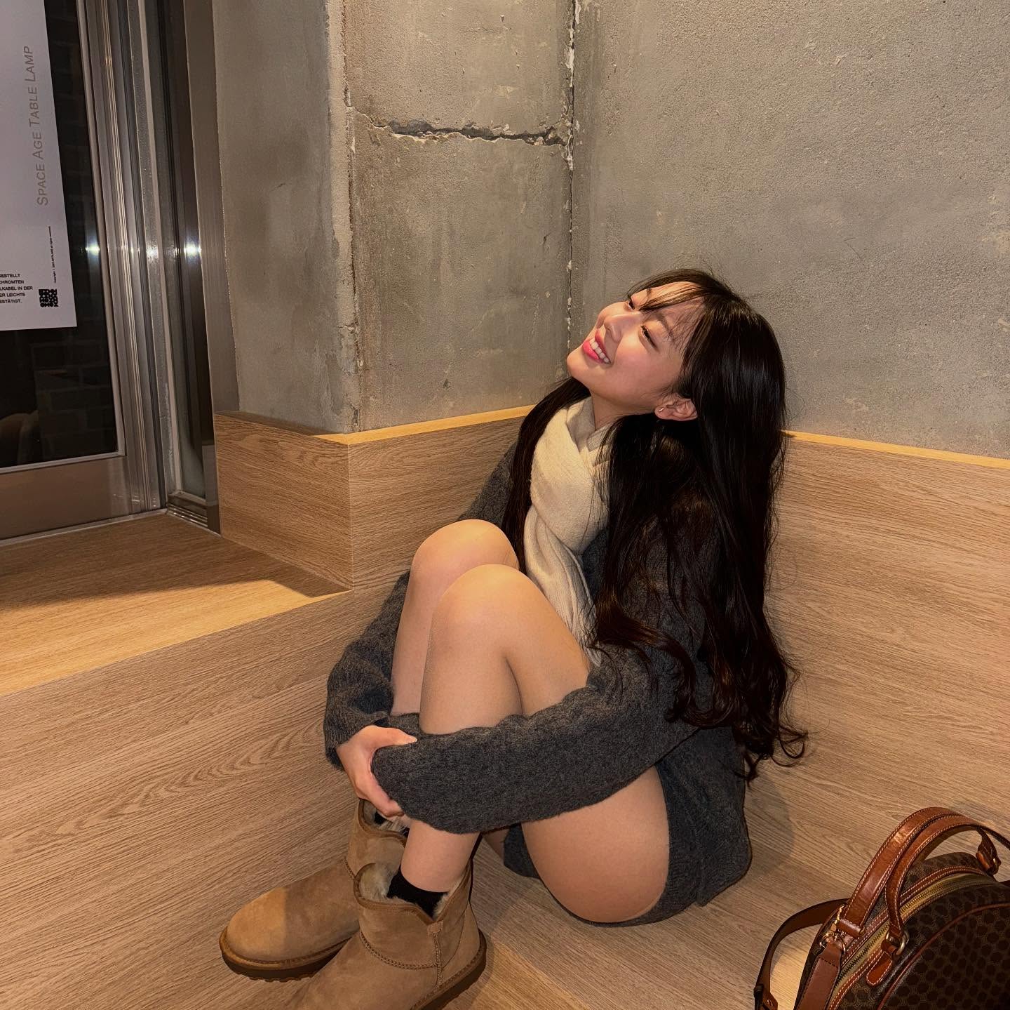 회색 하의실종룩..무릎 올려앉은 보니하니 이수민 허벅지 - 인스타