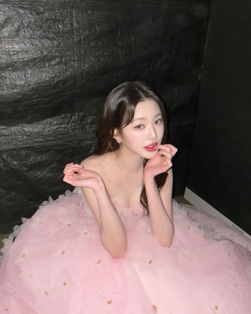 가요대축제 MC 장원영 핑크드레스 살짝 숙인 가슴골 노출