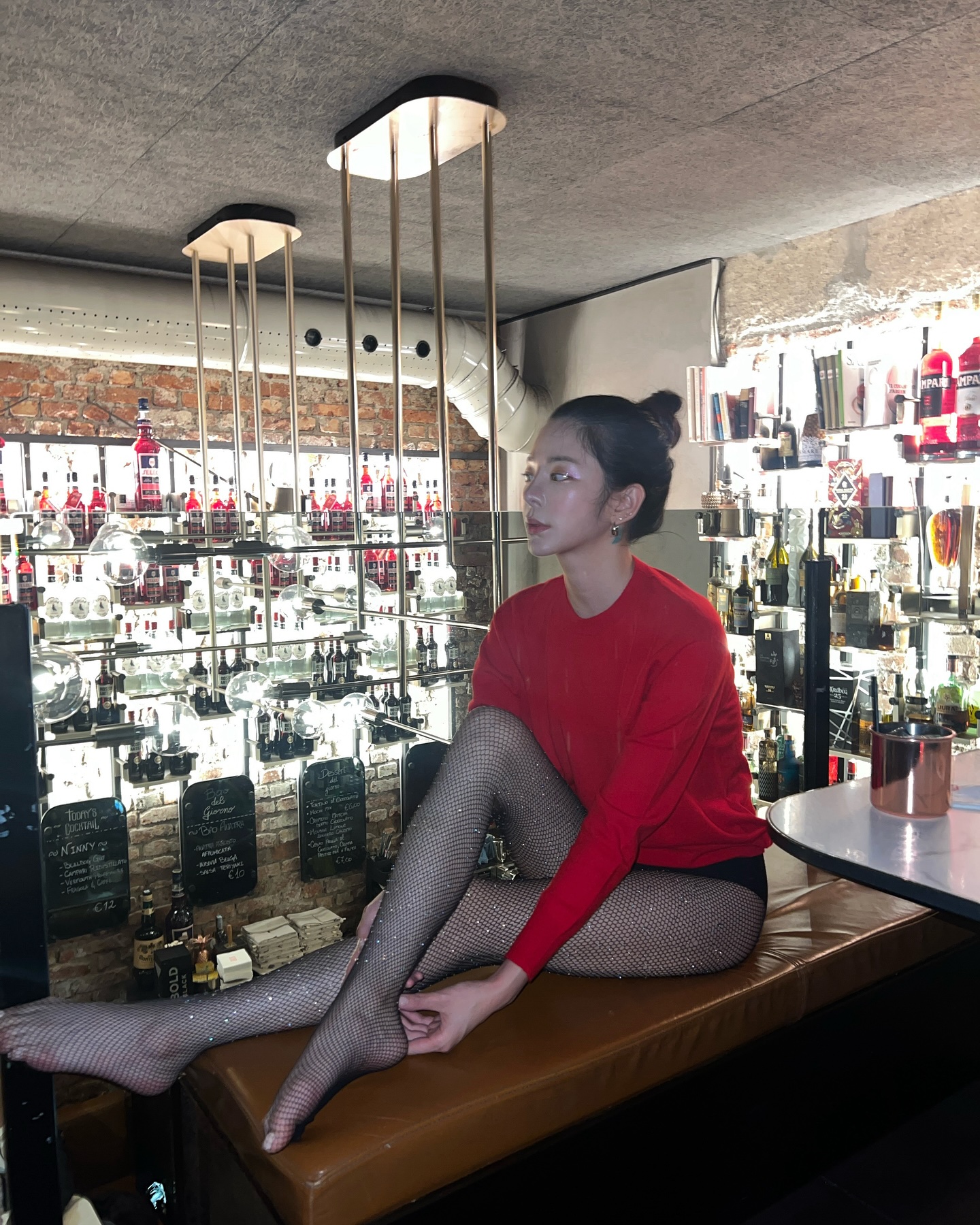 스타킹에 진심인 장재인..팬티패션 + 망사스타킹 엉벅지 노출