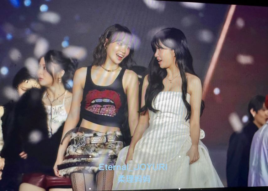 [아이즈원] 조유리 손 꼭잡고 가는 장원영 + 김채원