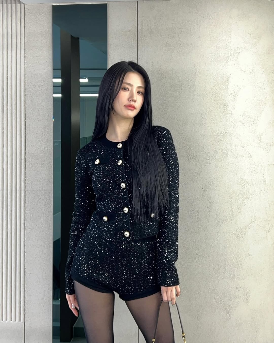 대기실에서 검정 스타킹 허벅지 각선미 자랑하는 아이들 미연