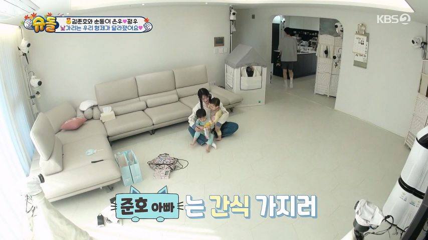 품에서 빠져나가는 애기들, 쫓아가는 뉴진스 민지 표정