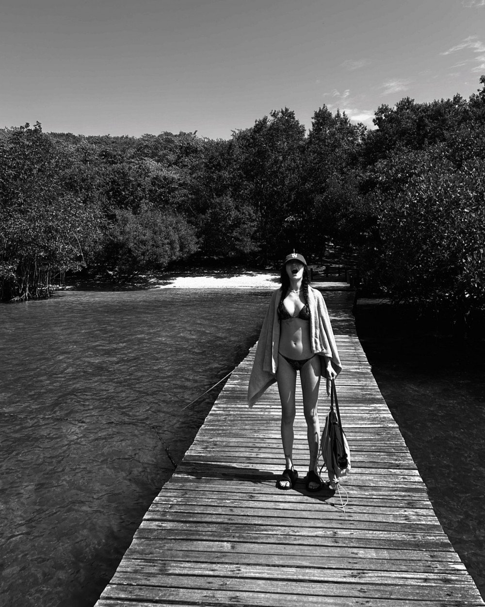 바닷가에서 끈비키니 입은 나나