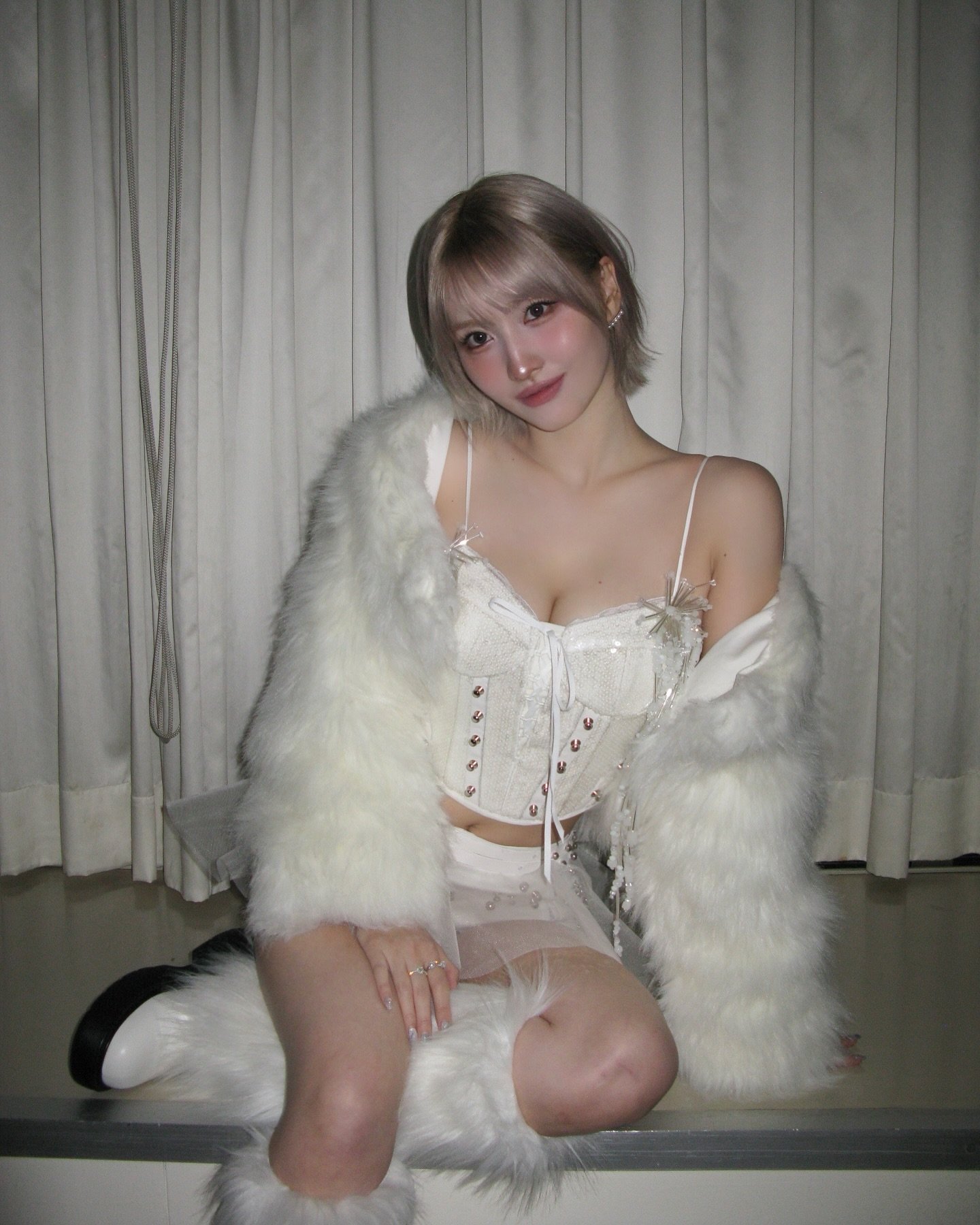 가슴골과 배꼽이 드러난 흰 코르셋 셀카 트와이스 모모