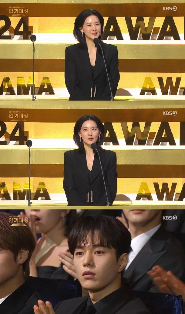 이영애, 시상자 깜짝 등장