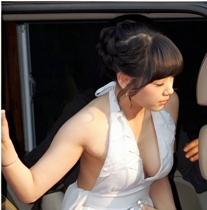 박신혜 19살때 미드 오픈한 홀터넥 드레스 아찔한 가슴골