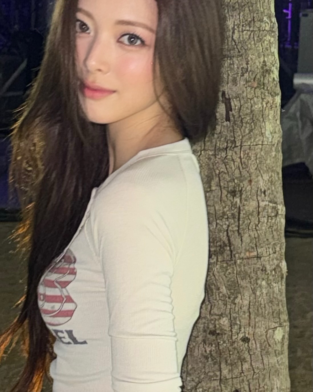 흰 티셔츠 + 청바지 입고 엉덩이를 나무에 기댄 있지 유나