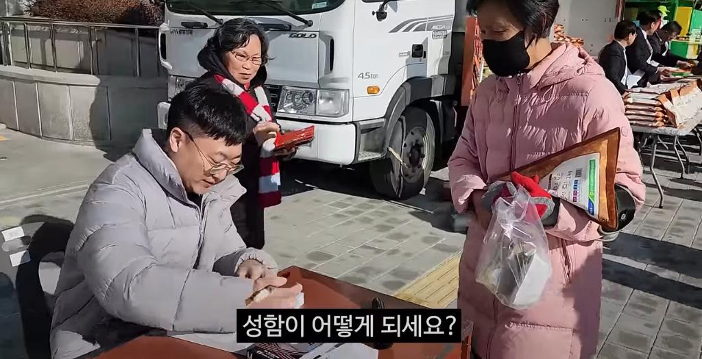 충주시청 앞에서 사인회하는 충주맨 ㅋㅋㅋ