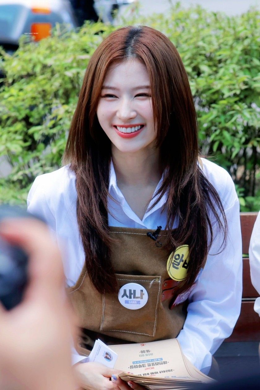 앞치마 입고 일일 알바 하는 사나 미친 미모