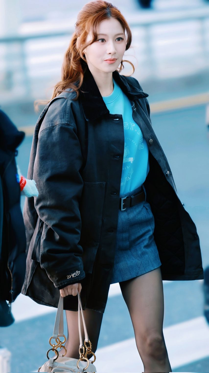 오늘자 밀라노로 출국하는 사나(트와이스)