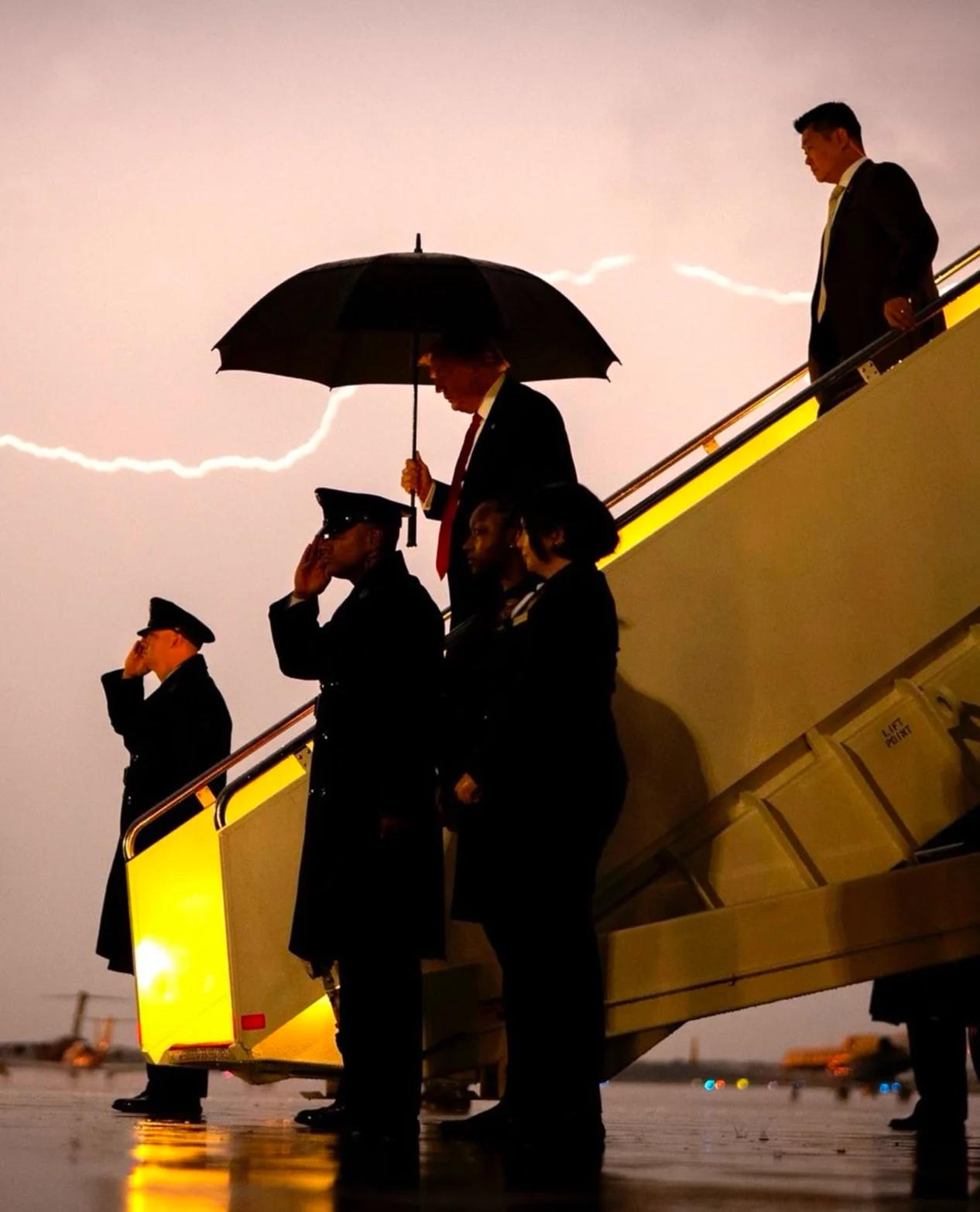 사진 찍히는 타이밍이 항상 기깔난 트럼프
