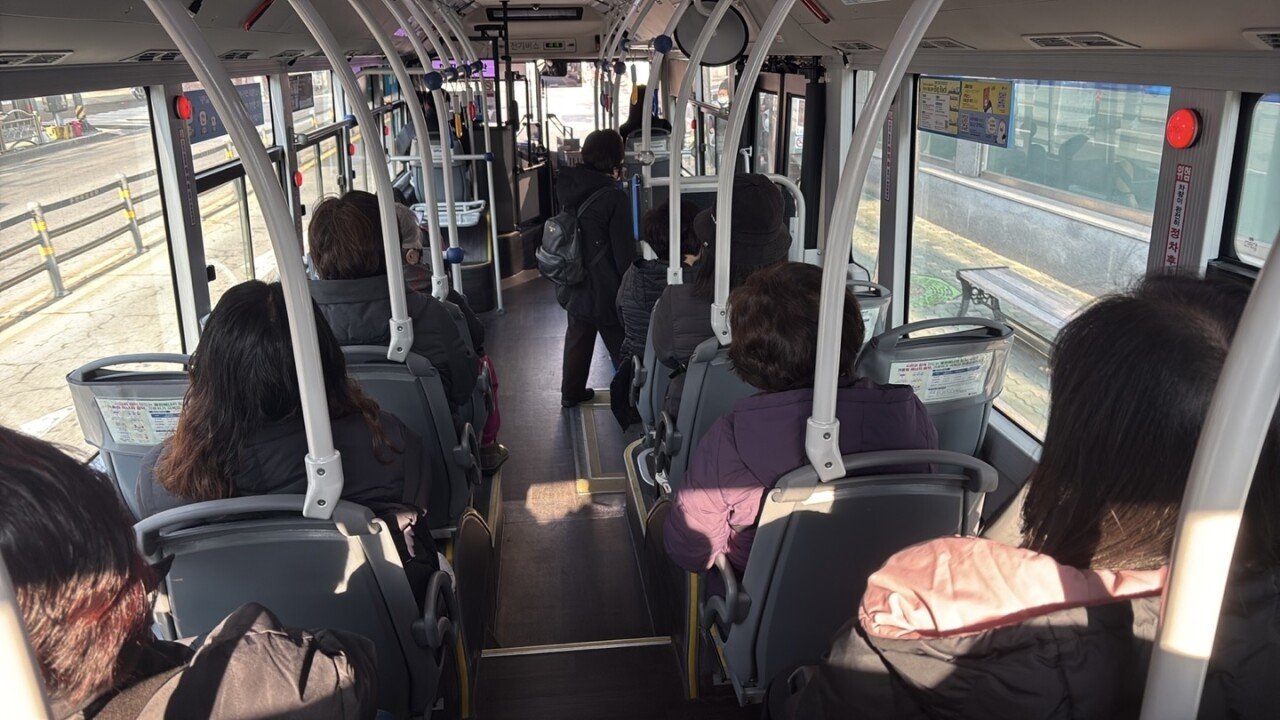 출근 버스 아줌마들 비매너