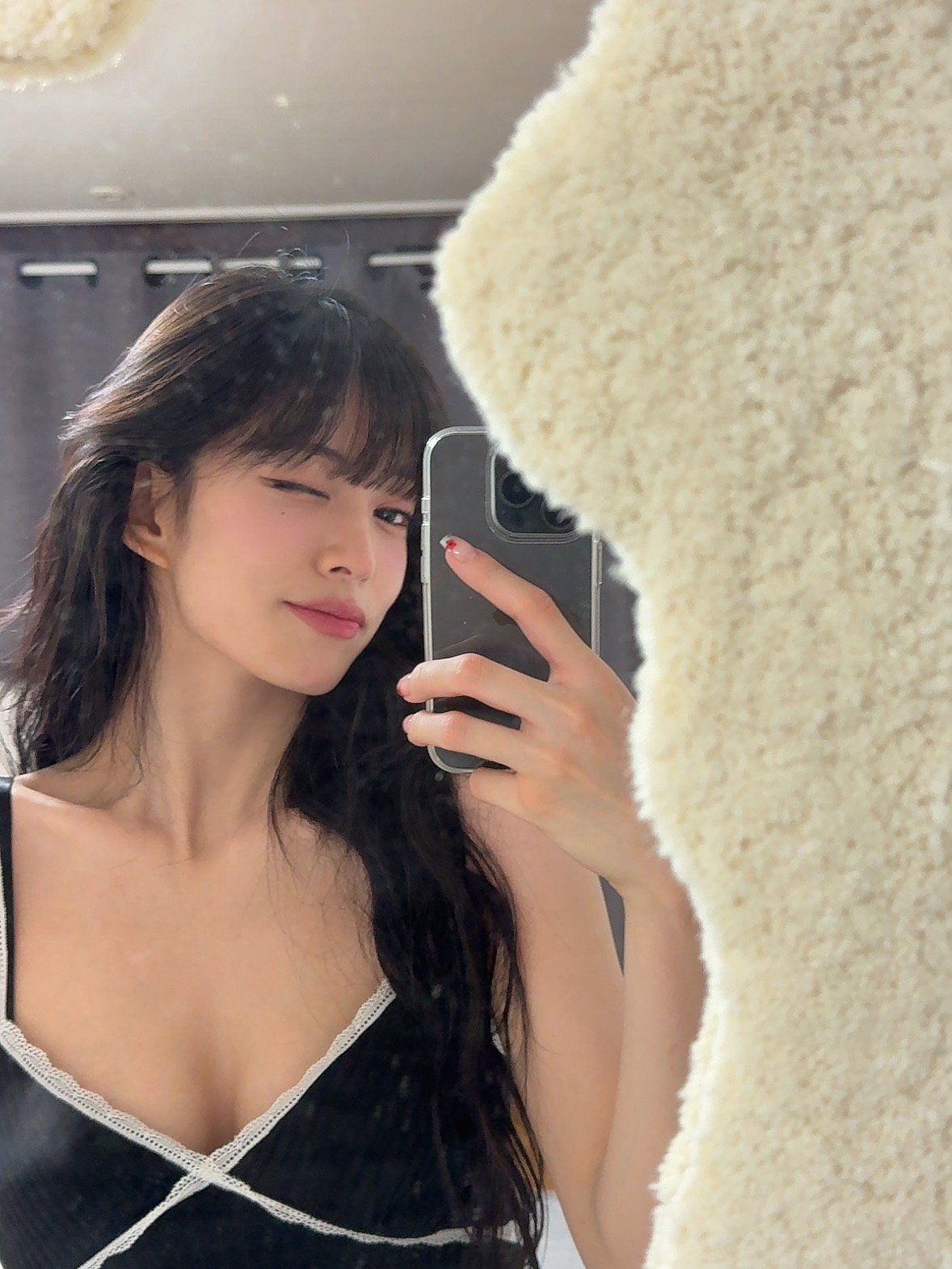 찐속옷 슬립 입고 거울셀카 찍은 프로미스나인 이채영 가슴골