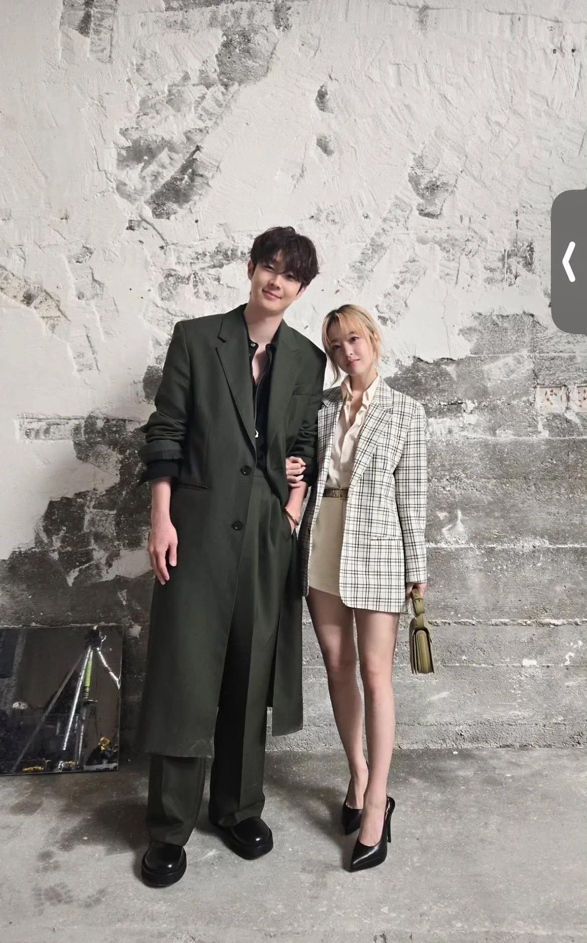 인생 첫 금발 변신한 박보영 미모 + 각선미