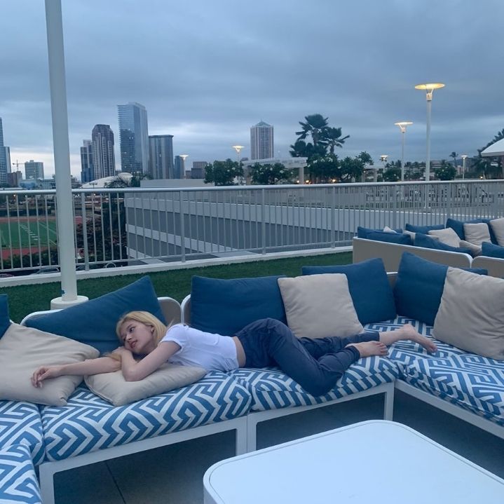 요망하게 누워있는 사나 은은한 가슴골