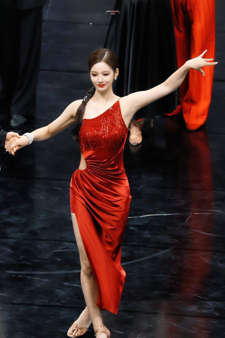 설윤 굴곡진 몸매라인과 미모가 돋보였던 댄스