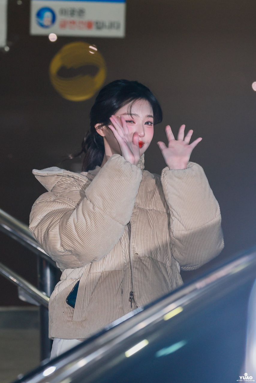 오늘자 뮤직뱅크 퇴근길 장원영(아이브)