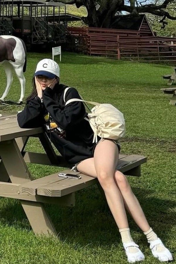 김민주의 매끈한 우유빛 다리 각선미