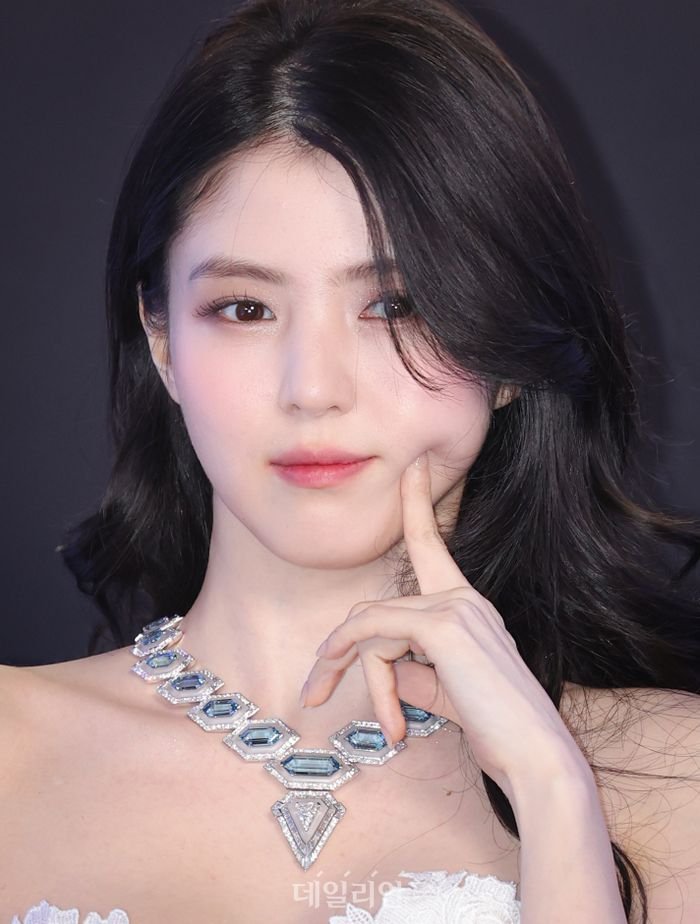 과감한 드레스 한소희