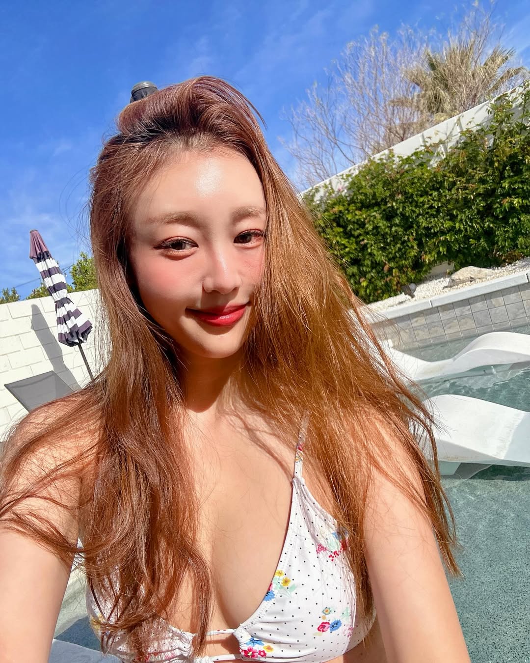 하얀색 끈비키니 입은 박지영 아나운서 아찔한 가슴골 몸매