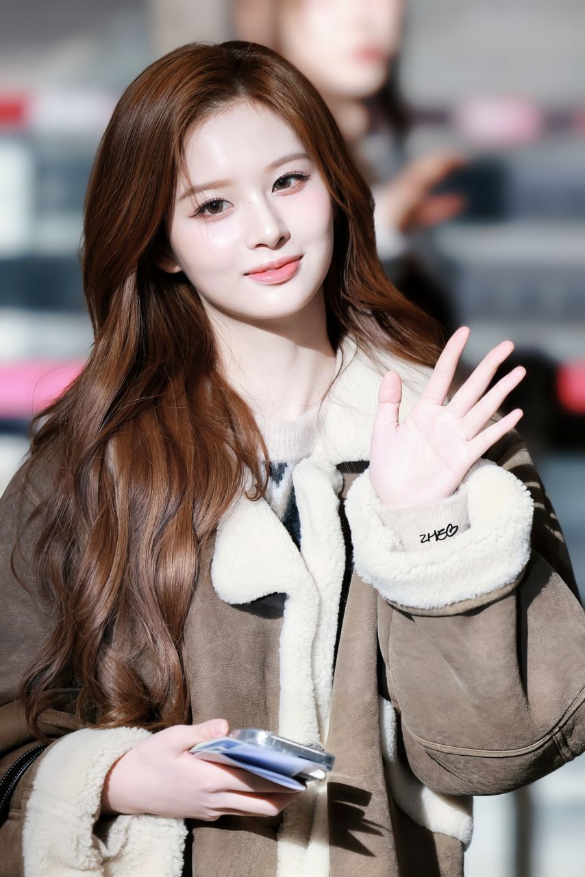 오늘자 대만으로 출국하는 설윤(엔믹스)