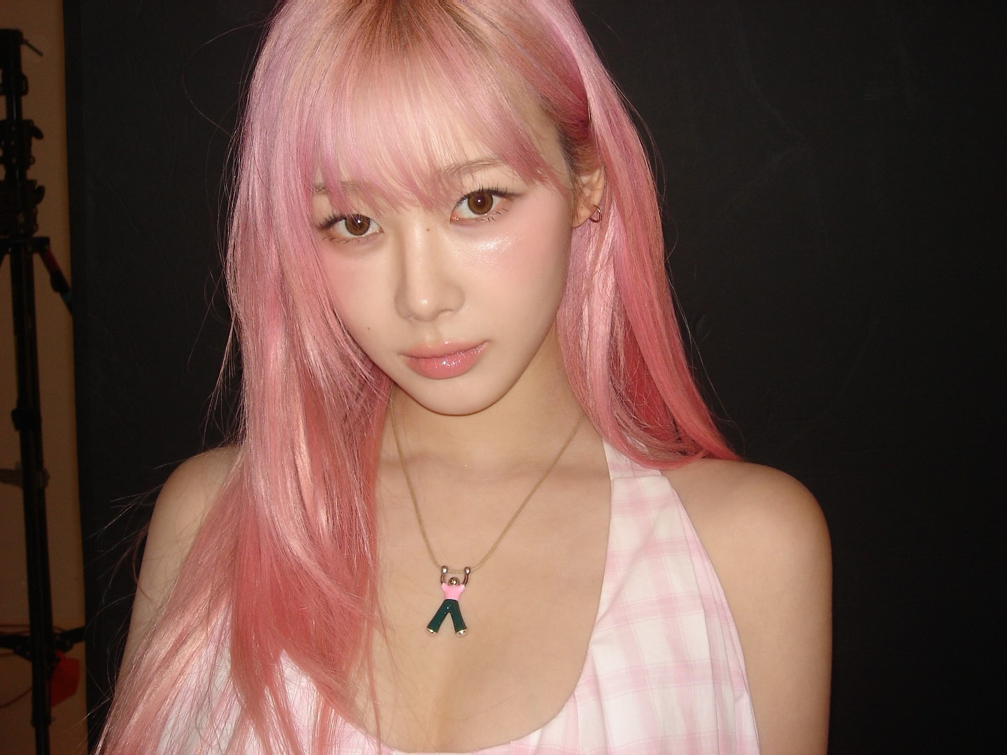 에스파 지젤 U넥으로 파인 핑크 체크원피스 가슴골 - 인스타