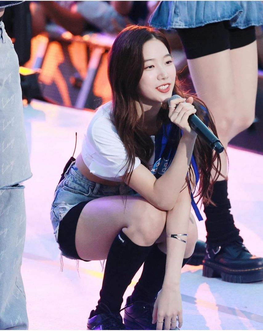 청순한 외모와 다르게 허벅지가 탄탄한 르세라핌 카즈하