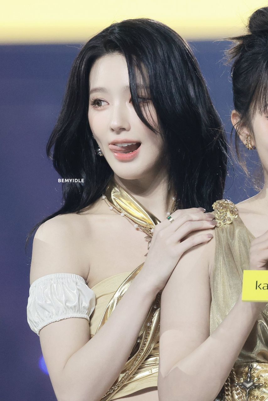 은근 섹시한 의상과 노출이 많은 성격밝은 아이들 미연