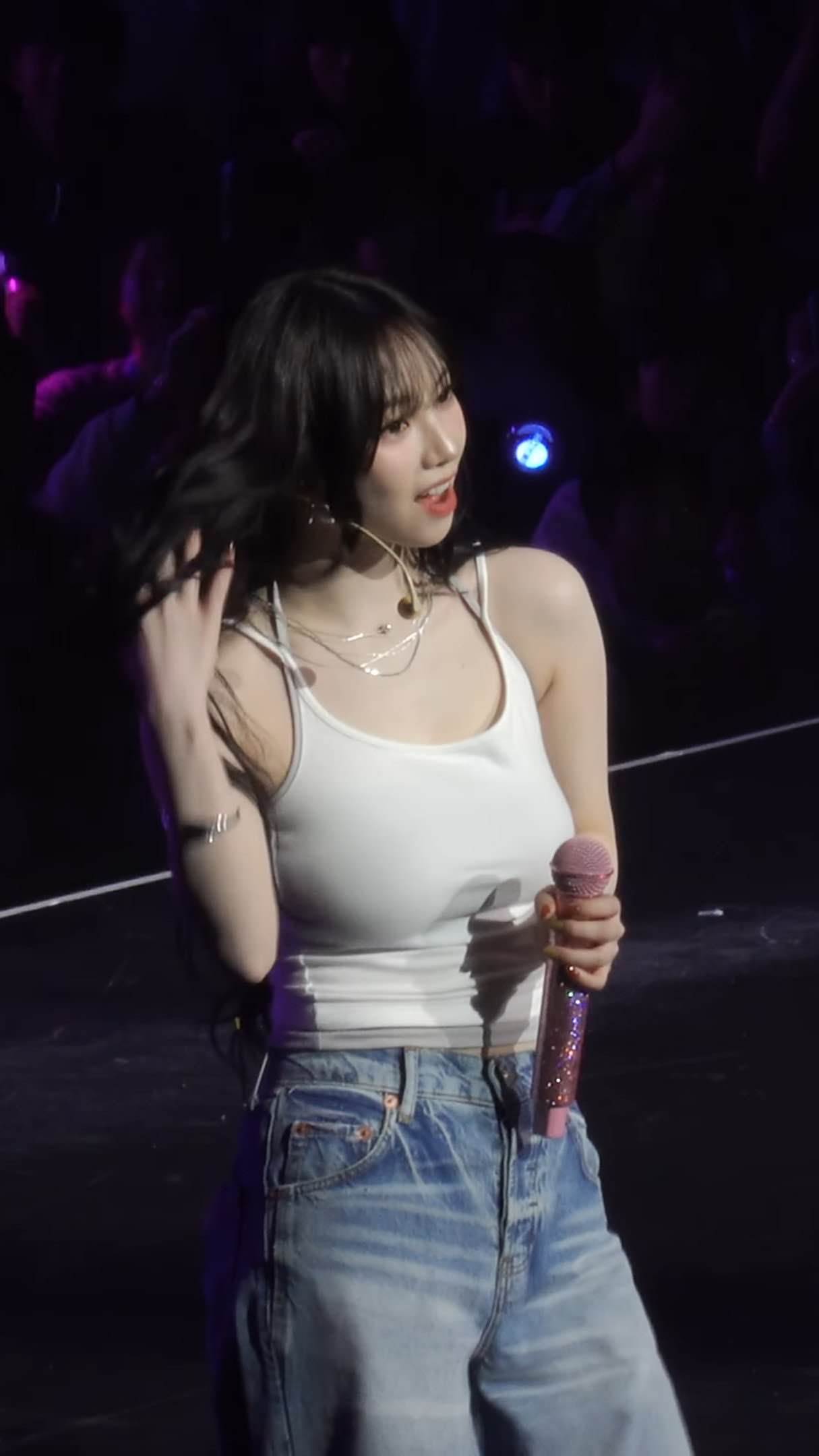 그냥 청바지에 흰 끈나시만 입었을뿐인데 핏이 어마어마한 카리나