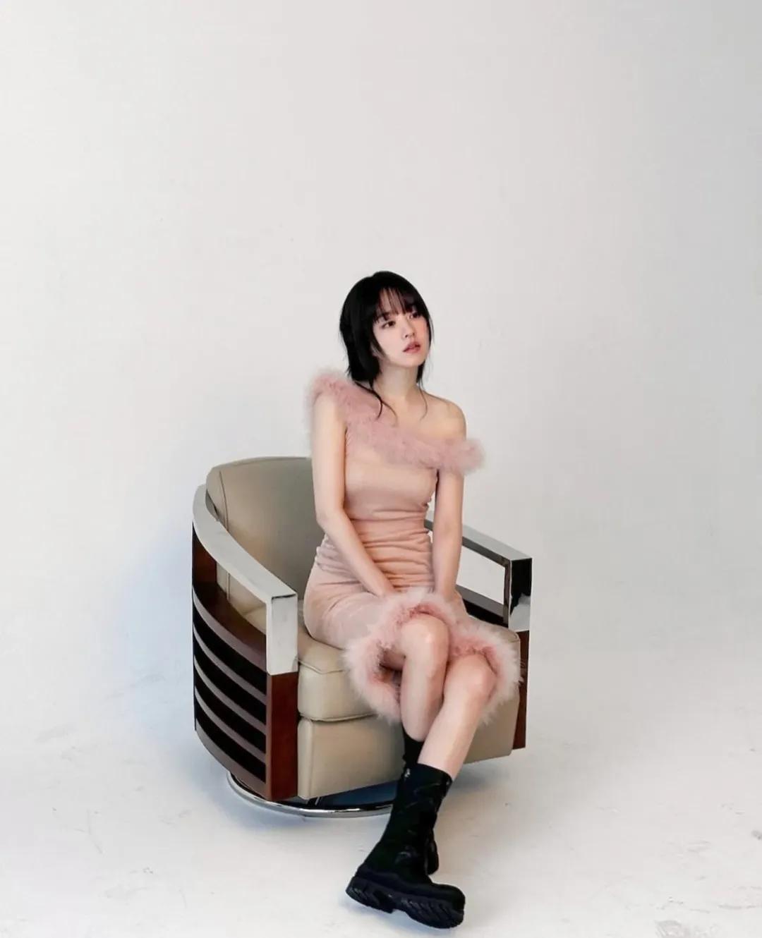 살구색 원피스 위로 소파에 앉은 배우 박보영 은근한 힙라인