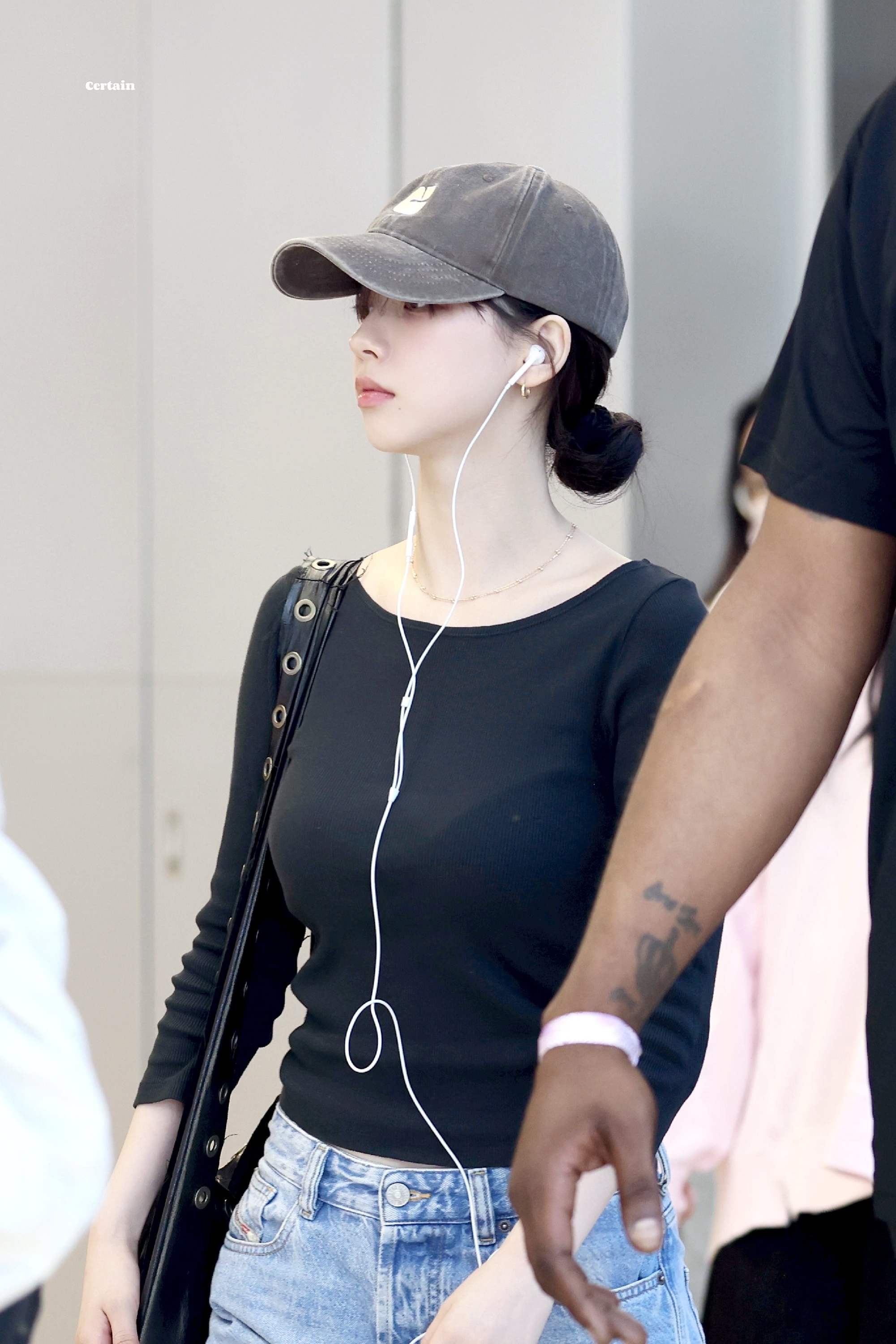 검정 골지티 브라컵이 잘 비치는 에스파 카리나 묵직한 볼륨감