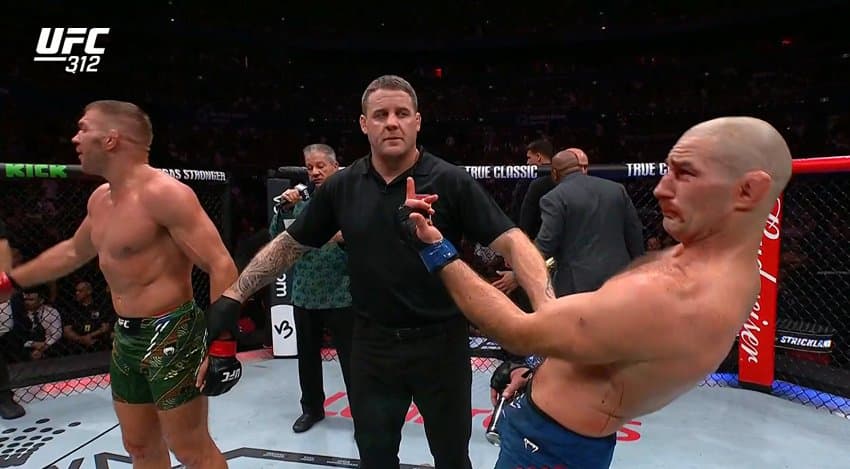 오늘자 UFC 미들급 타이틀전 결정적 순간 ㄷㄷㄷ