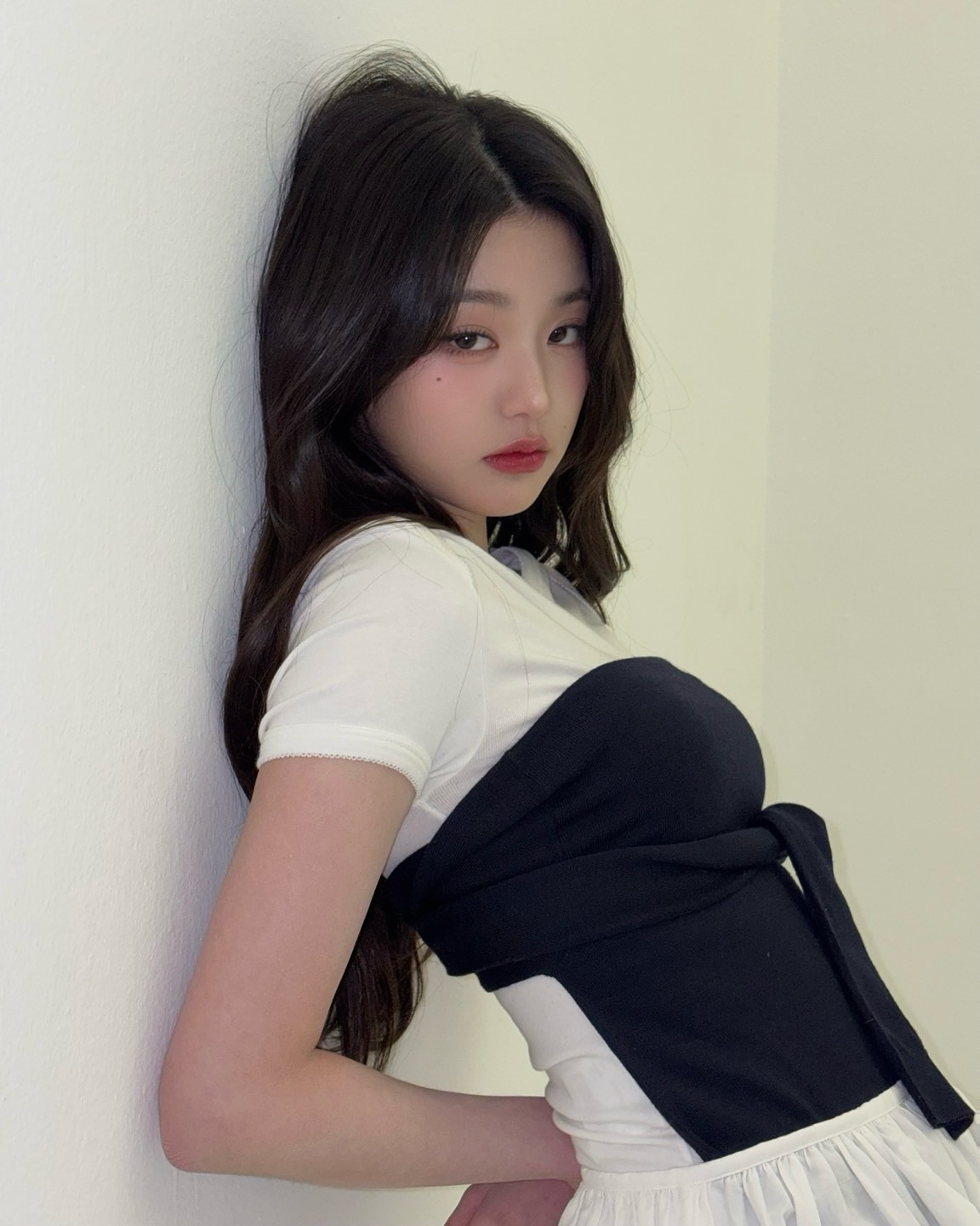 핑크 주걱을 양손에 든 아이브 장원영 가죽 민소매 겨드랑이