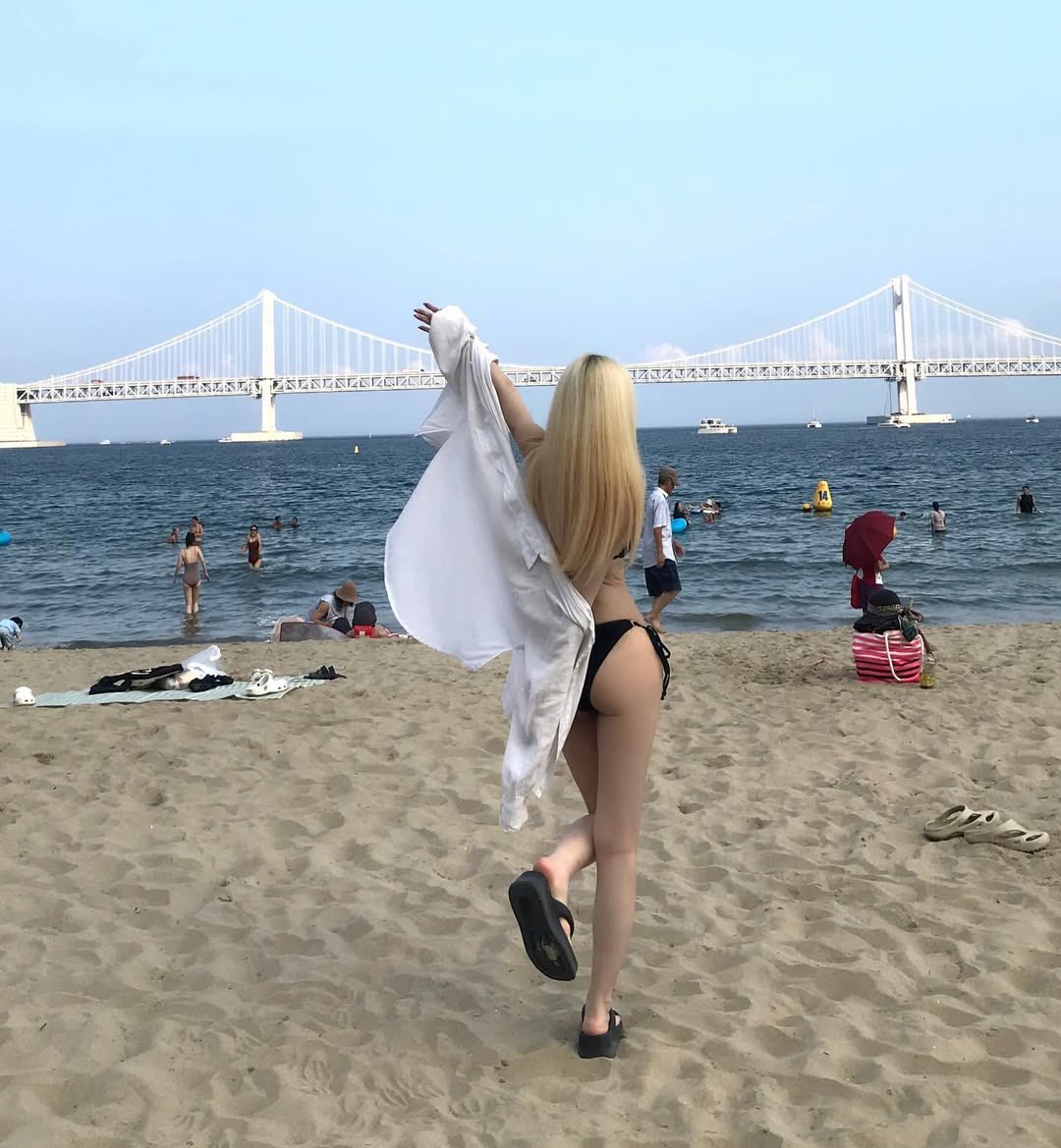 ㅎㅂ) 해변가에 뒷태가 아름다운 여성