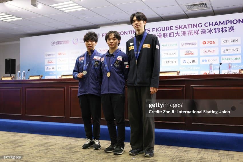 포디움에서 차준환 키에 놀란 일본 선수들