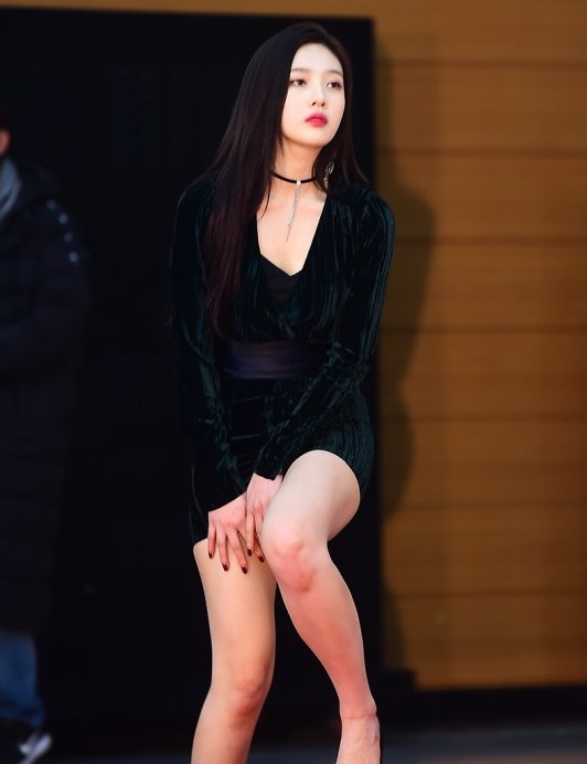 치마가 너무 짧았던 조이 각선미